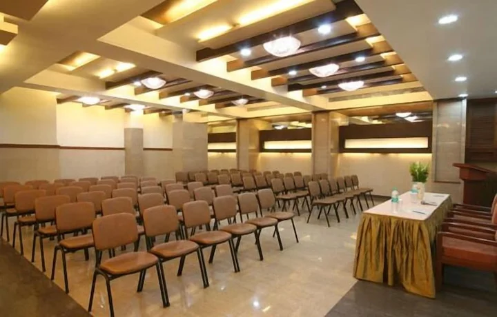 Тхане: Hotel Dhiraj