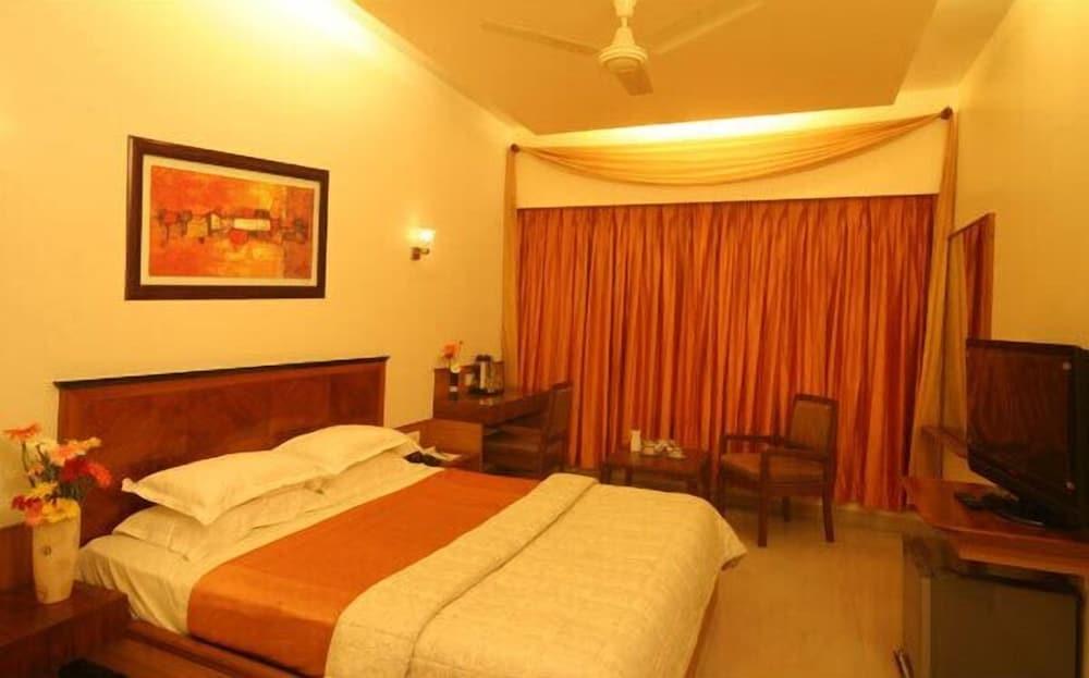 Тхане: Hotel Dhiraj