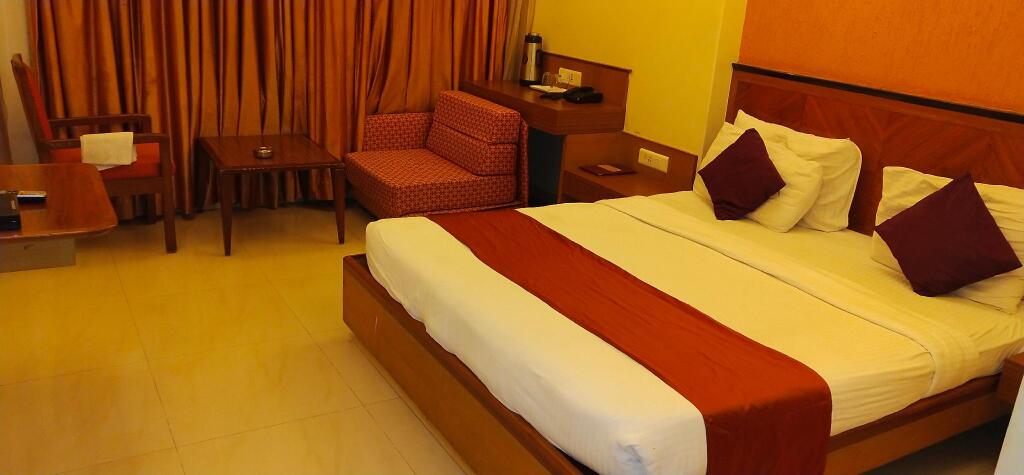 Тхане: Hotel Dhiraj