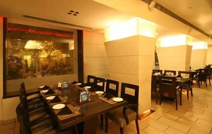 Тхане: Hotel Dhiraj