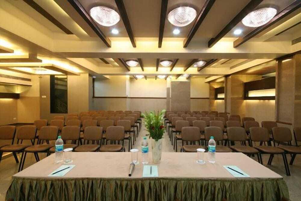 Тхане: Hotel Dhiraj