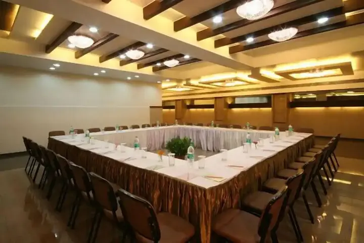 Тхане: Hotel Dhiraj