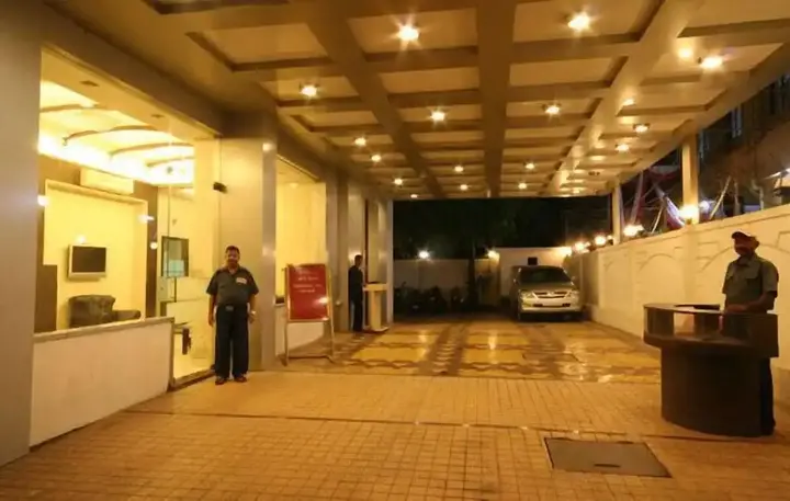 Тхане: Hotel Dhiraj