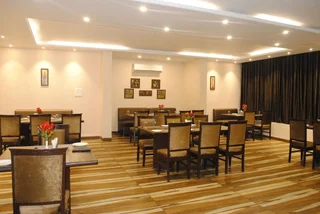Сатна: Hotel Spark