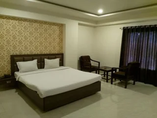 Сатна: Hotel Spark