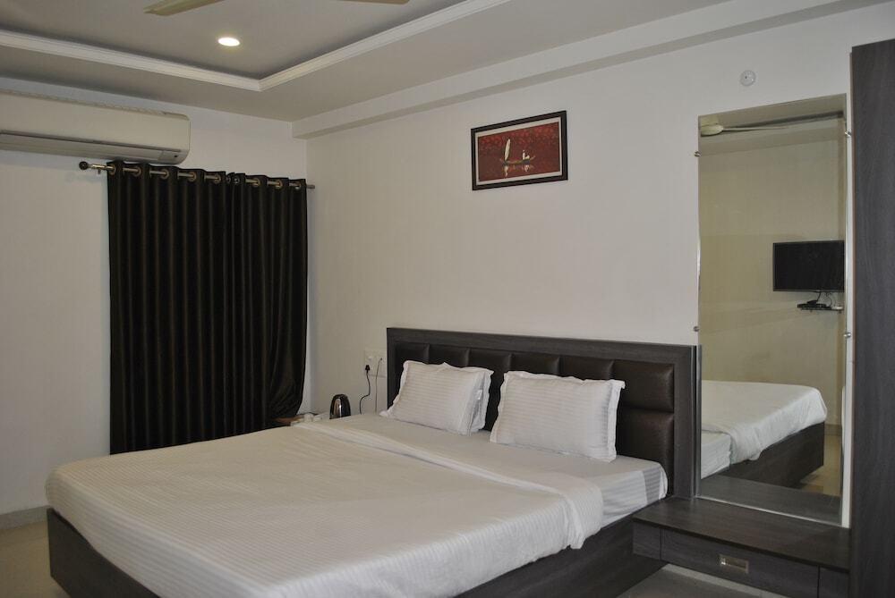 Сатна: Hotel Spark