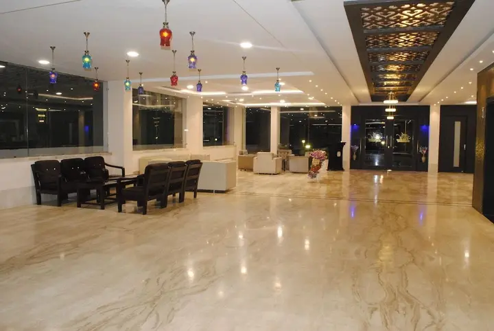 Сатна: Hotel Spark