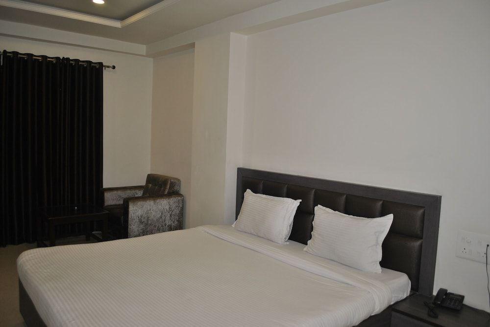 Сатна: Hotel Spark