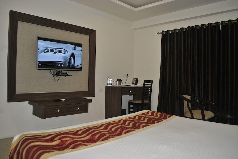 Сатна: Hotel Spark