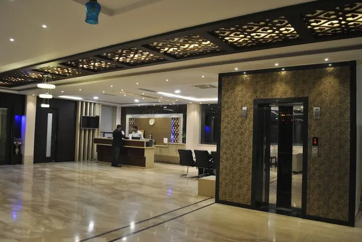 Сатна: Hotel Spark