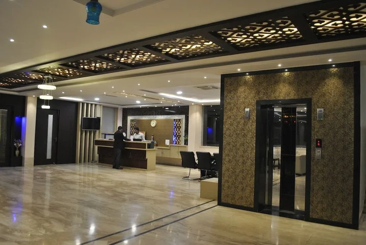 Сатна: Hotel Spark