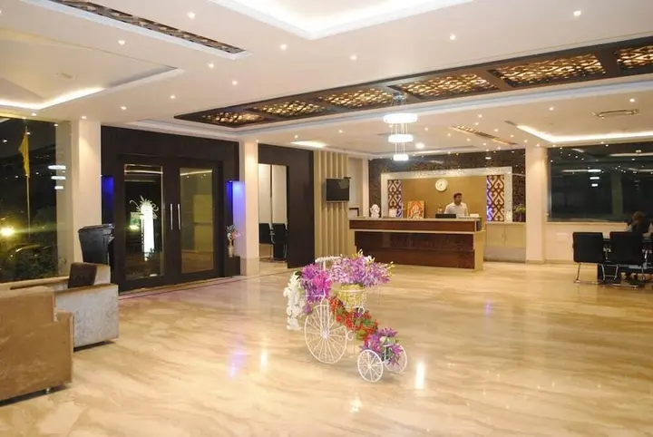 Сатна: Hotel Spark