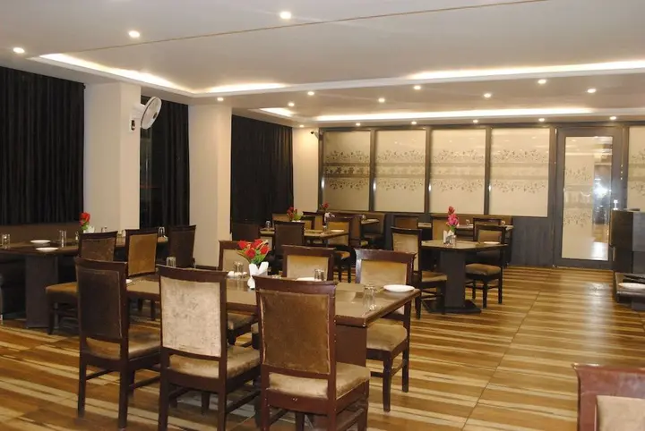 Сатна: Hotel Spark