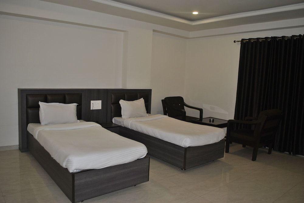 Сатна: Hotel Spark