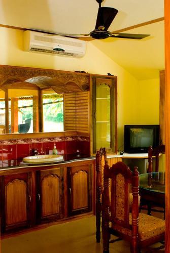 Кумараком: Nest riverland houseboat