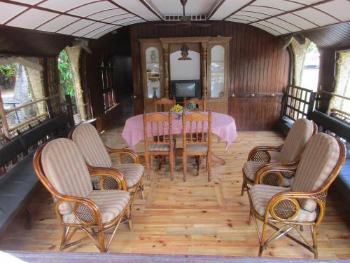 Кумараком: Nest riverland houseboat