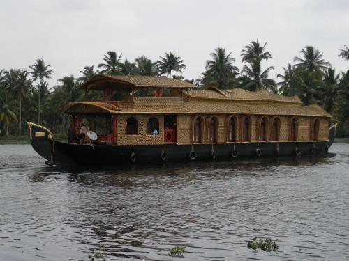 Кумараком: Nest riverland houseboat