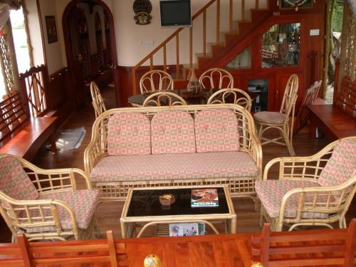 Кумараком: Nest riverland houseboat