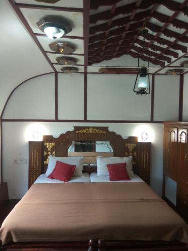 Кумараком: Nest riverland houseboat