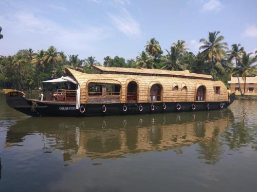 Кумараком: Nest riverland houseboat