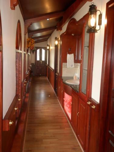 Кумараком: Nest riverland houseboat