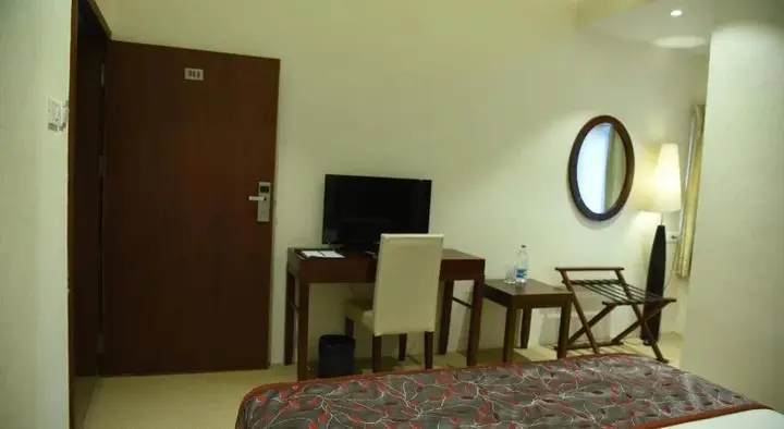 Ананд: Viz Park Hotel