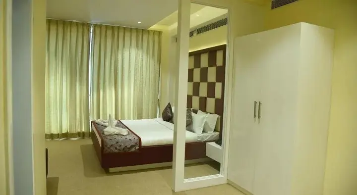 Ананд: Viz Park Hotel