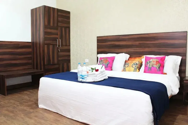 Шахджаханпур: Adhunik Hotel Neemrana