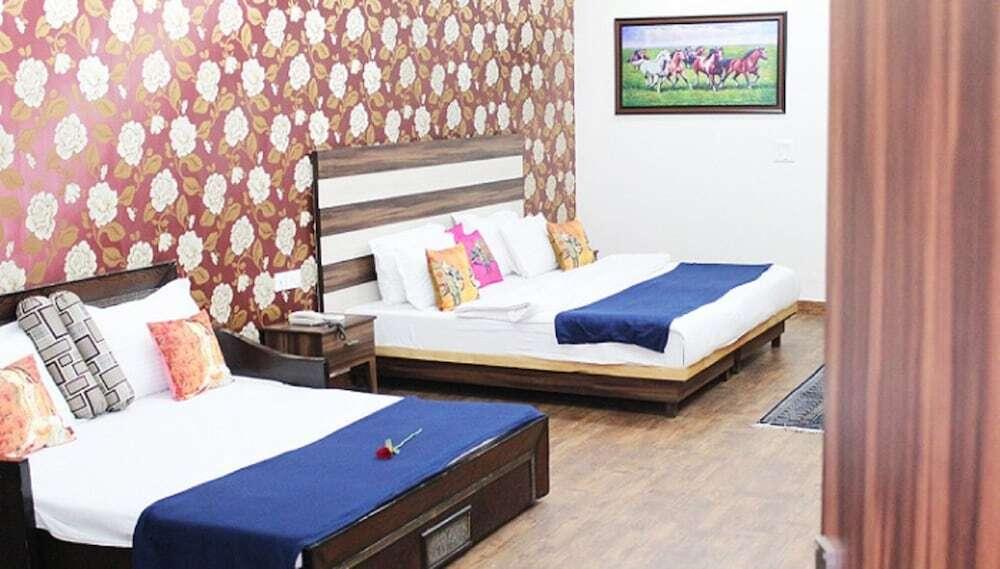 Шахджаханпур: Adhunik Hotel Neemrana