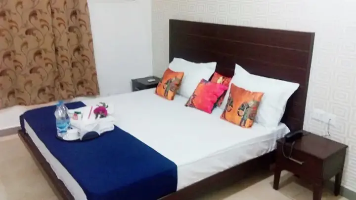 Шахджаханпур: Adhunik Hotel Neemrana