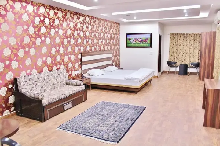 Шахджаханпур: Adhunik Hotel Neemrana
