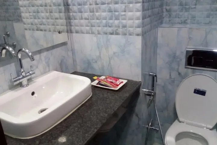Шахджаханпур: Adhunik Hotel Neemrana