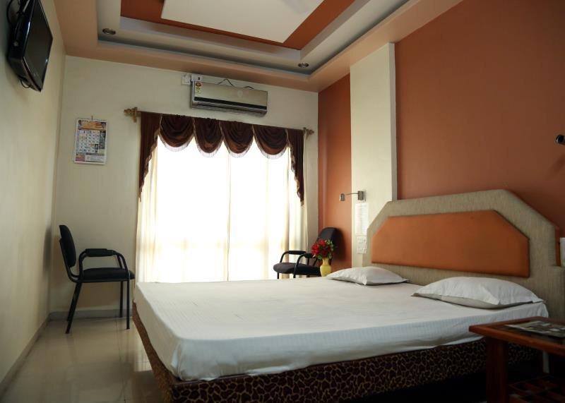 Сатара: Hotel Pooja Residency