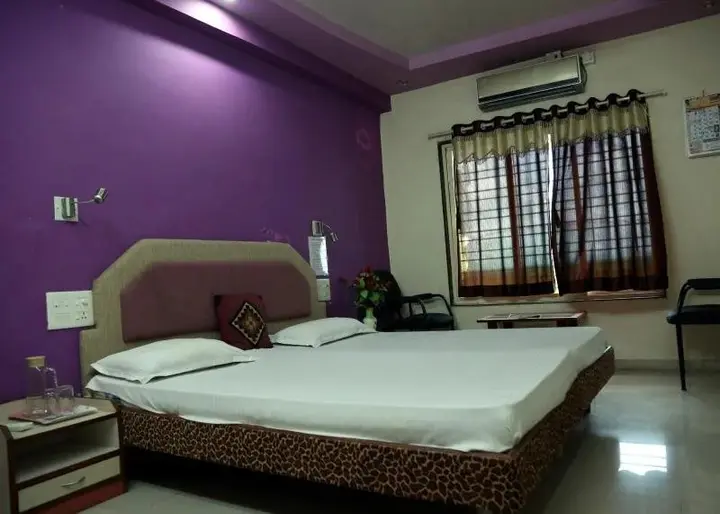 Сатара: Hotel Pooja Residency