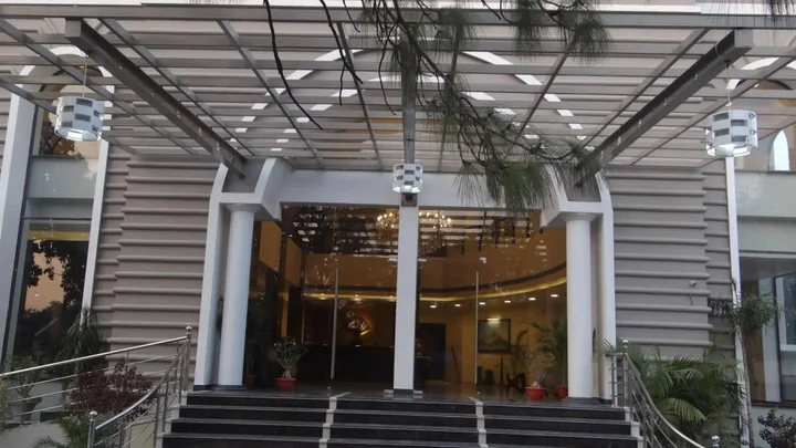 Праяградж: The Legend Hotel