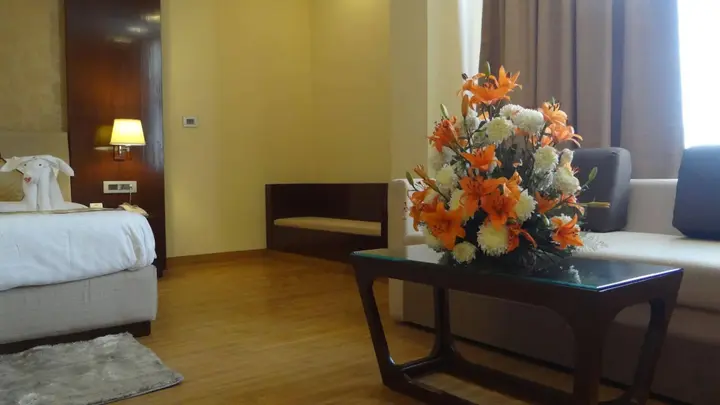 Праяградж: The Legend Hotel