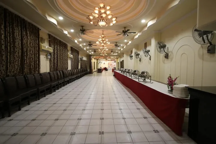 Бахадрабад: Motel Divine International