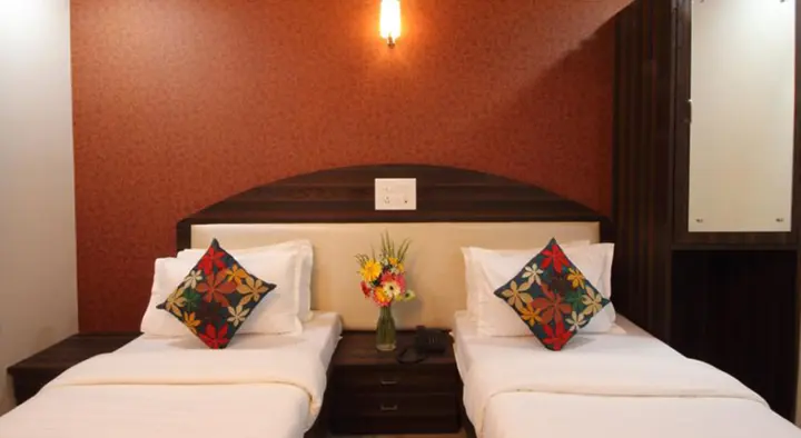Тхане: Hotel Railway Inn