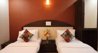 Тхане: Hotel Railway Inn