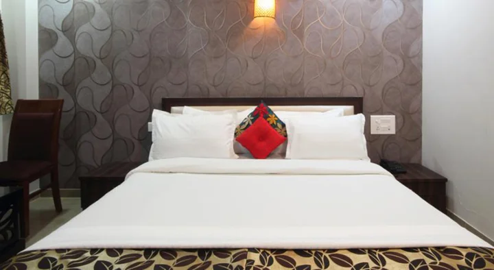 Тхане: Hotel Railway Inn