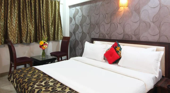 Тхане: Hotel Railway Inn