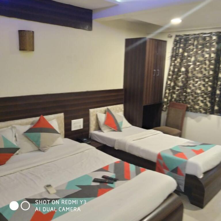 Тхане: Hotel Railway Inn