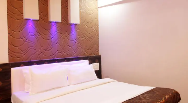 Тхане: Hotel Railway Inn