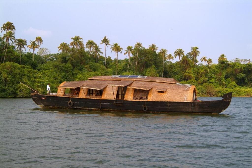 Мухамма: Spice Coast Cruises