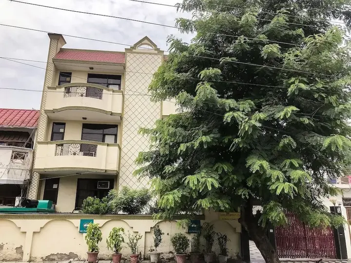 Нойда: OYO 3464 Rajdeep Villa