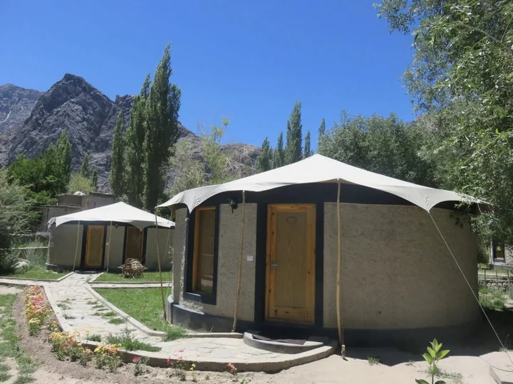 Хундер: Mystique Meadows Earth Homes
