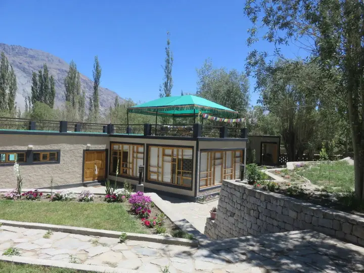 Хундер: Mystique Meadows Earth Homes