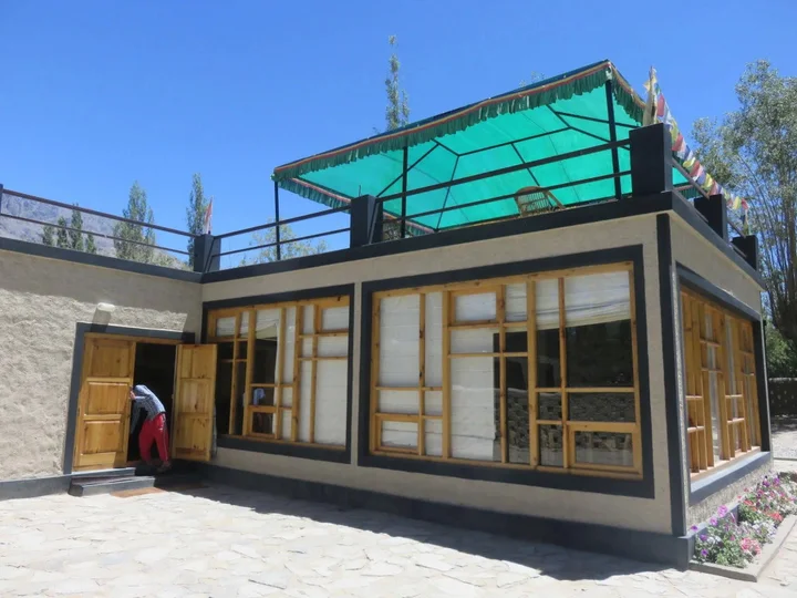 Хундер: Mystique Meadows Earth Homes