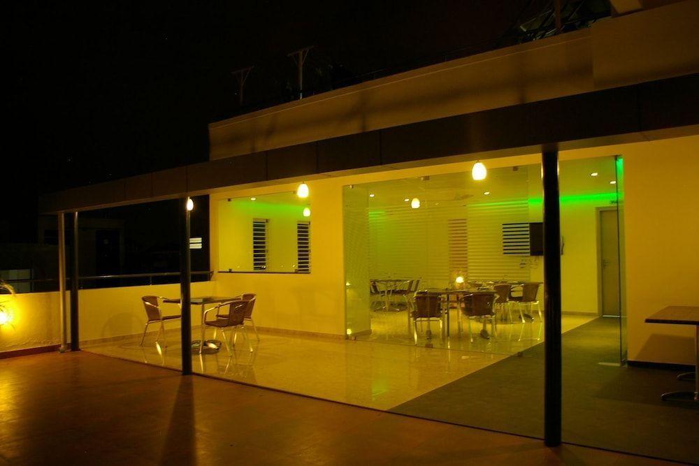Бангалор: Roseline Suites - A Business Hotel