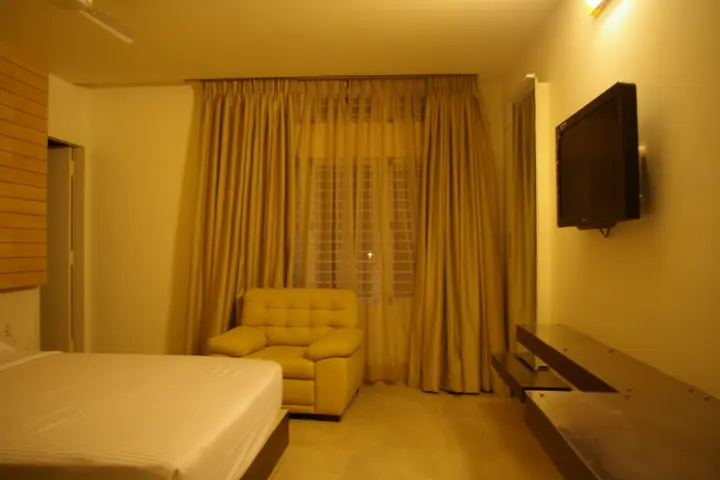 Бангалор: Roseline Suites - A Business Hotel